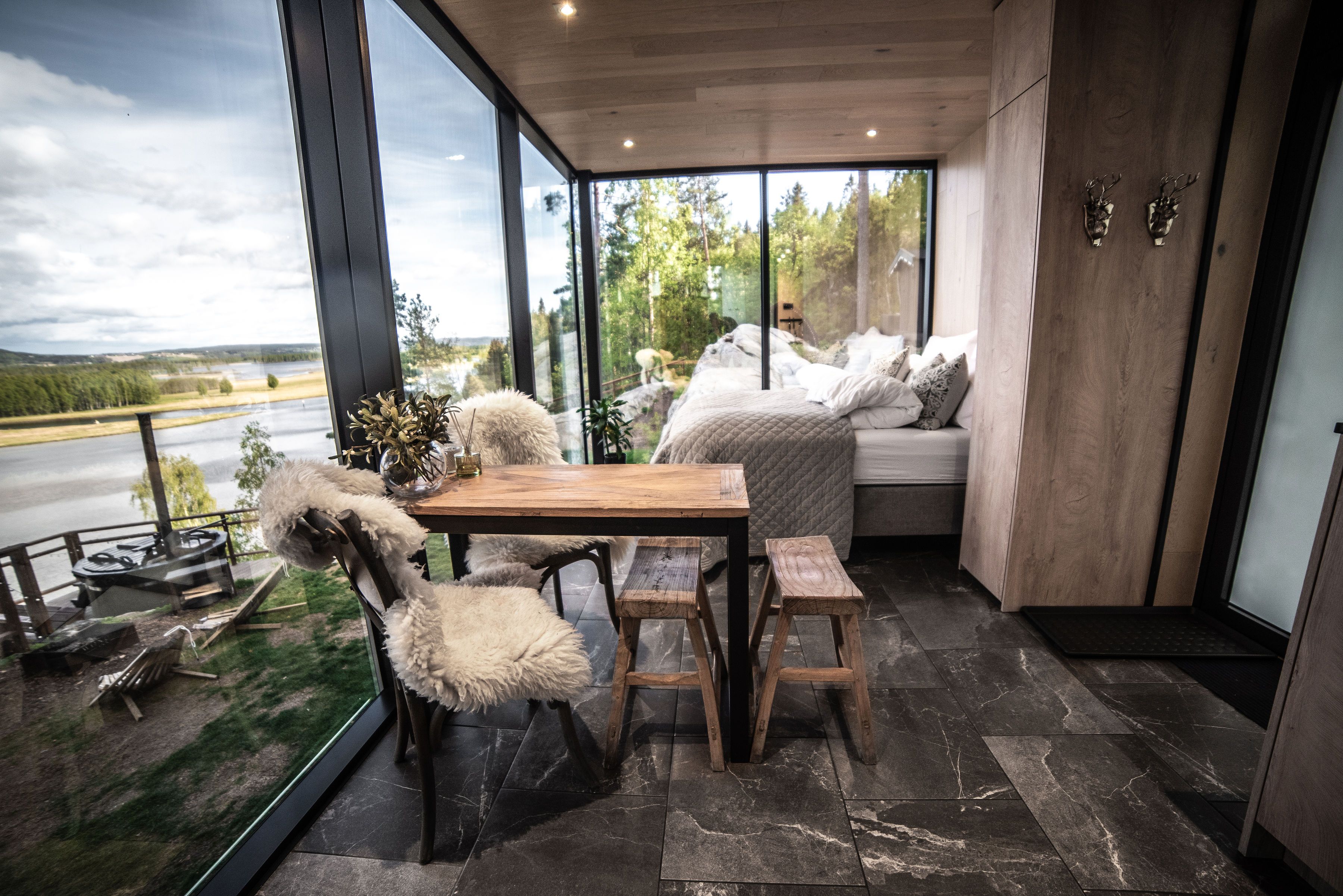 Wonder Inn Glass med stoler, bord og seng