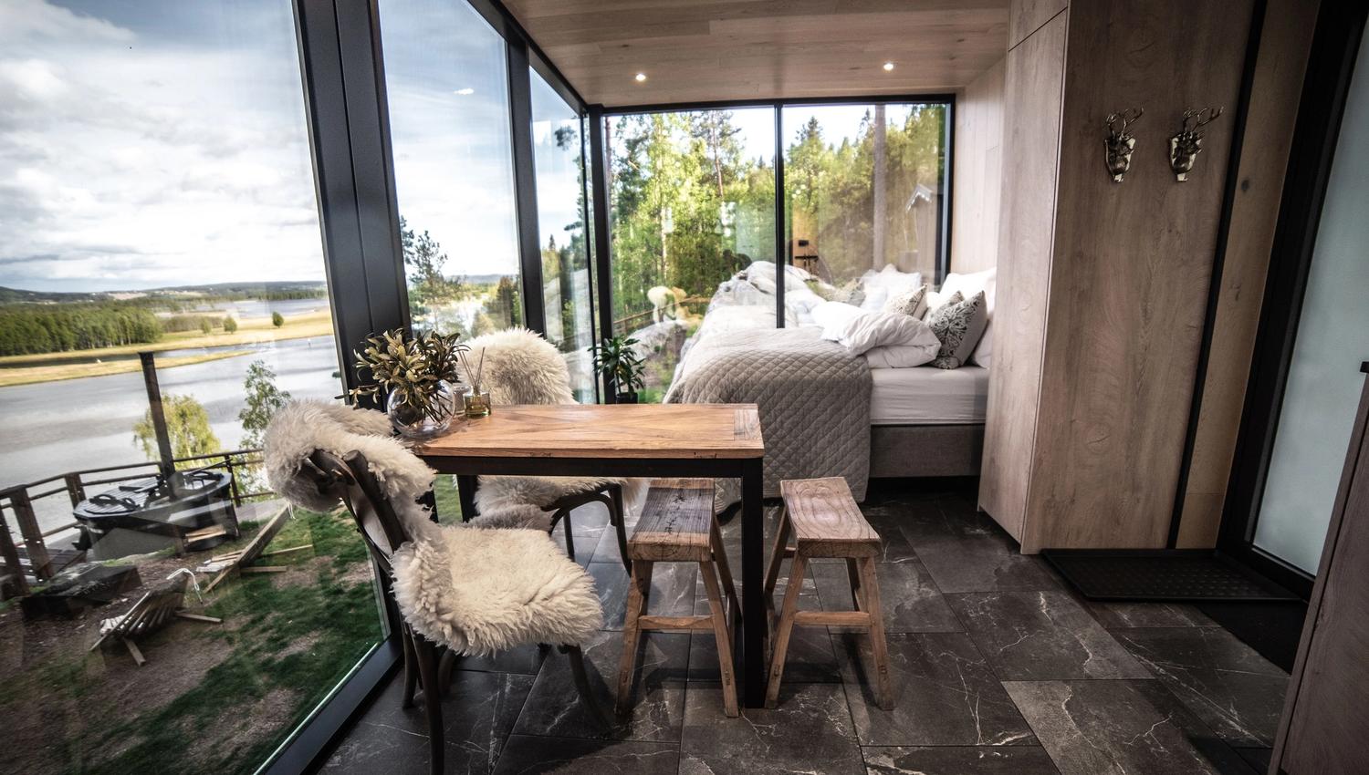 Wonder Inn Glass med stoler, bord og seng