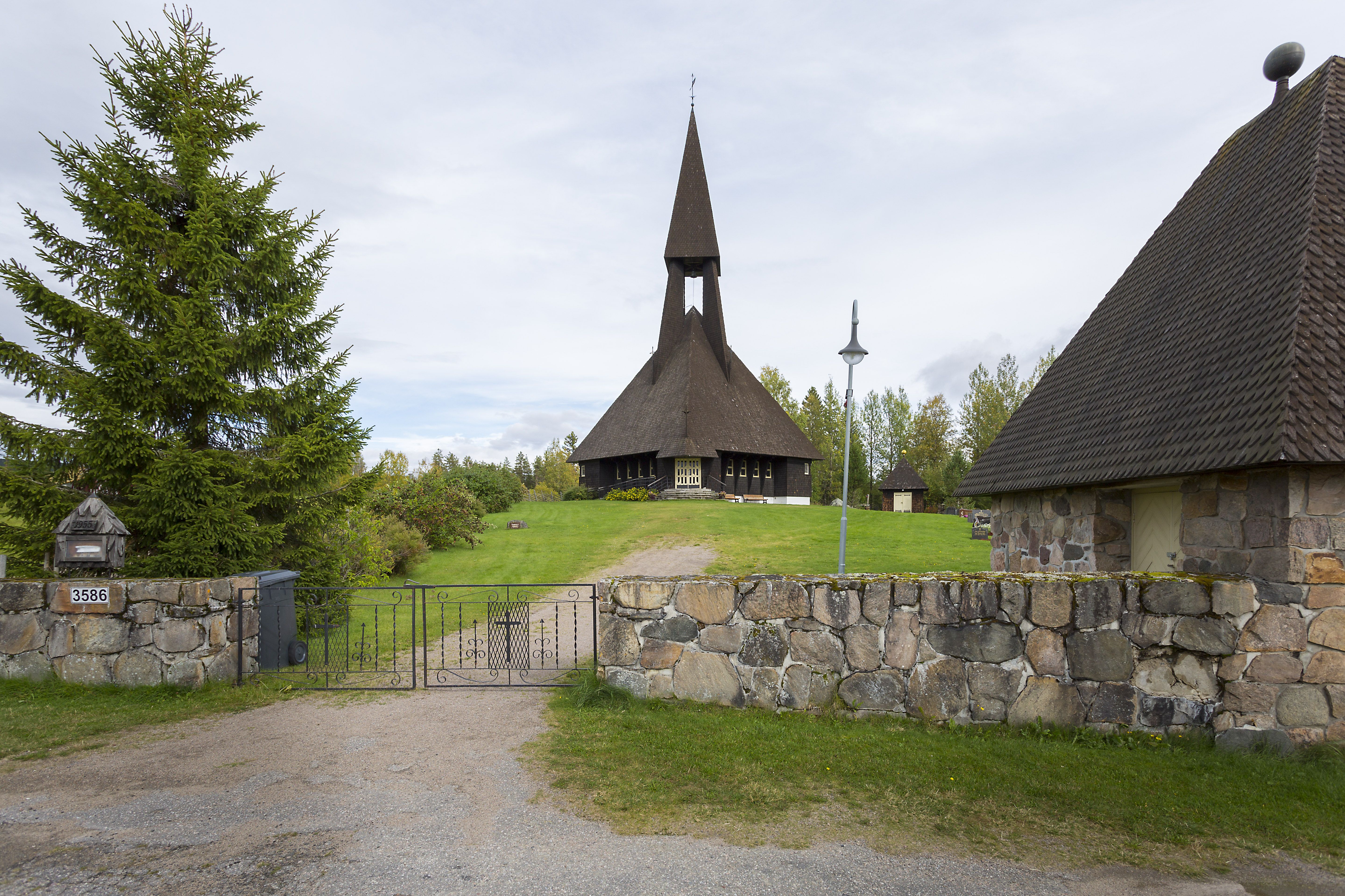 Vakkert inngangsparti ved Gravberget kirke
