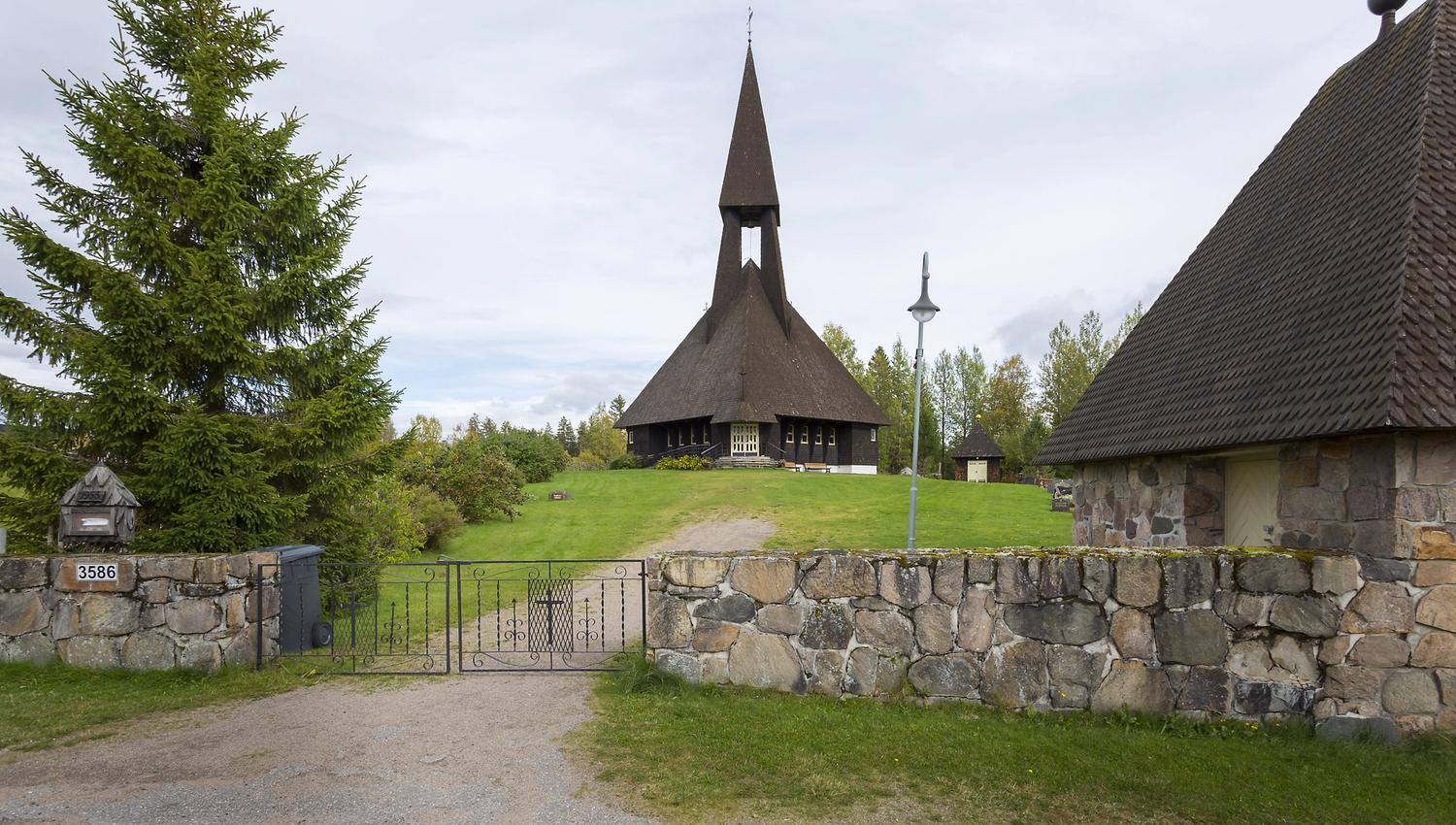 Vakkert inngangsparti ved Gravberget kirke