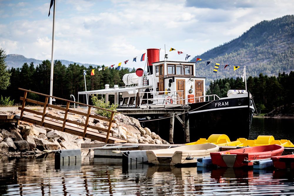 M/S Fram ligger ved bryggen på Straand Sommerland i Vrådal