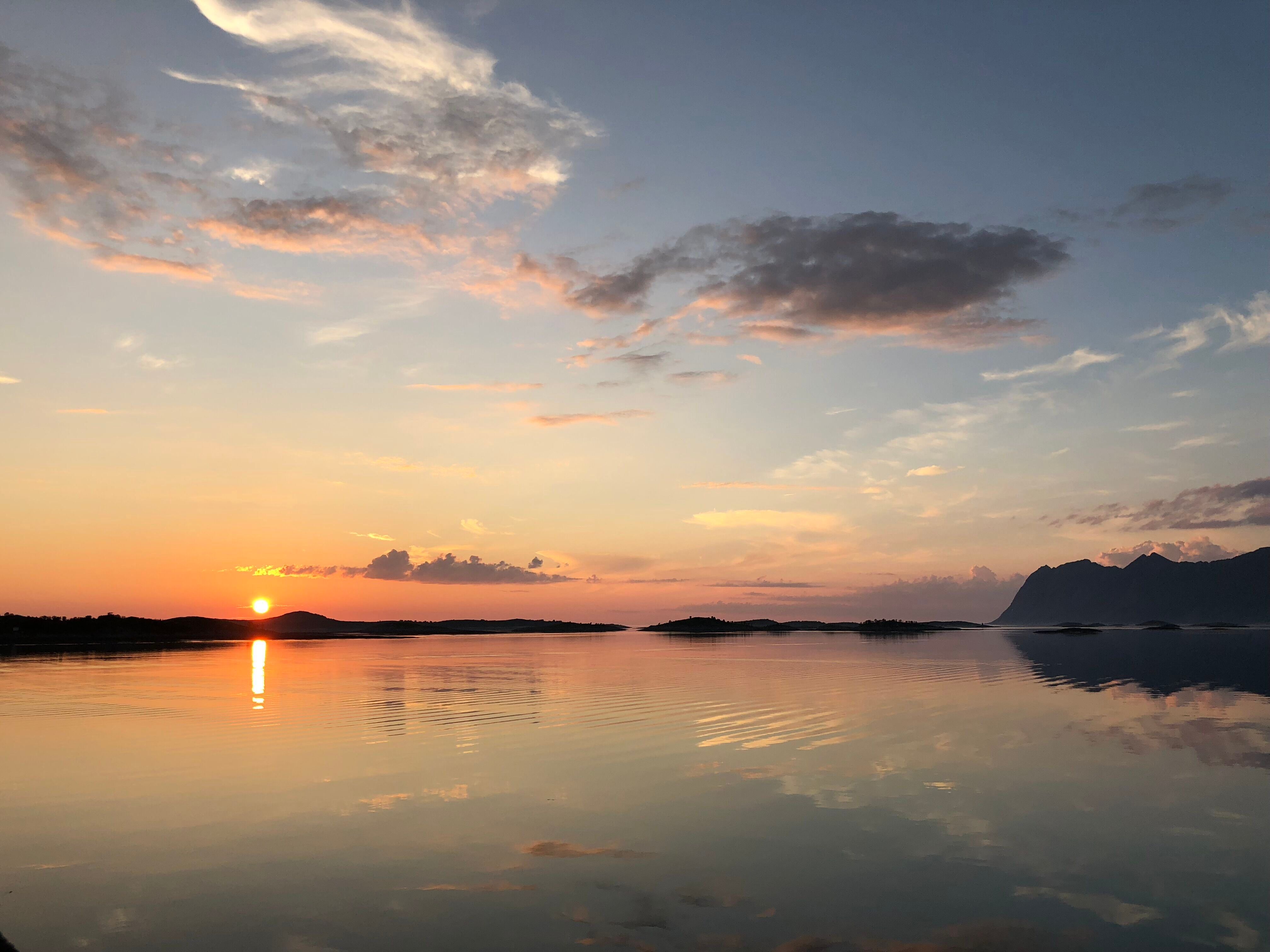 midnattsolen over fjorden