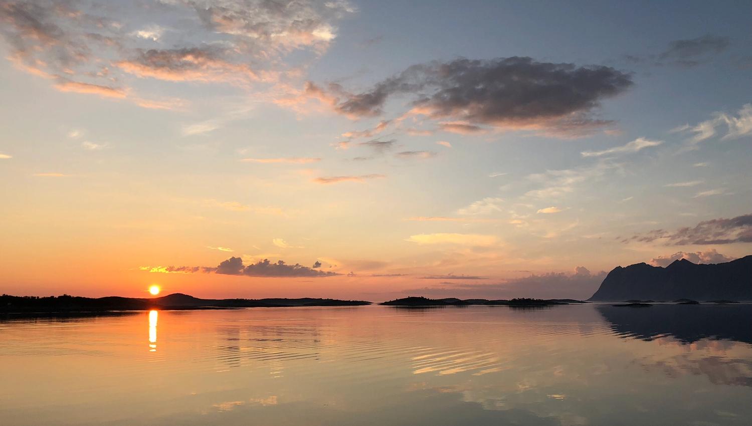 midnattsolen over fjorden