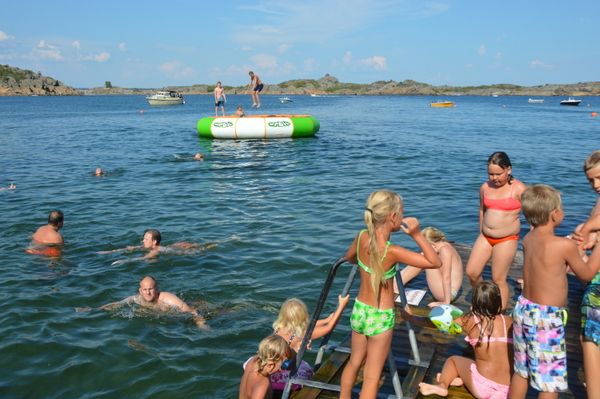 Mennesker som bader på stranda