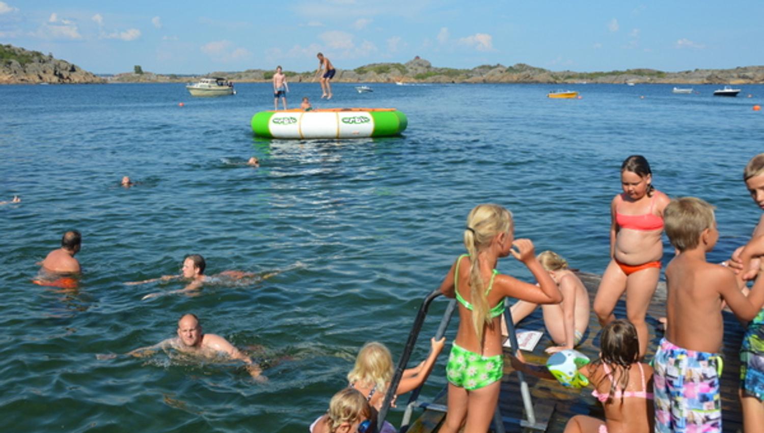 Mennesker som bader på stranda
