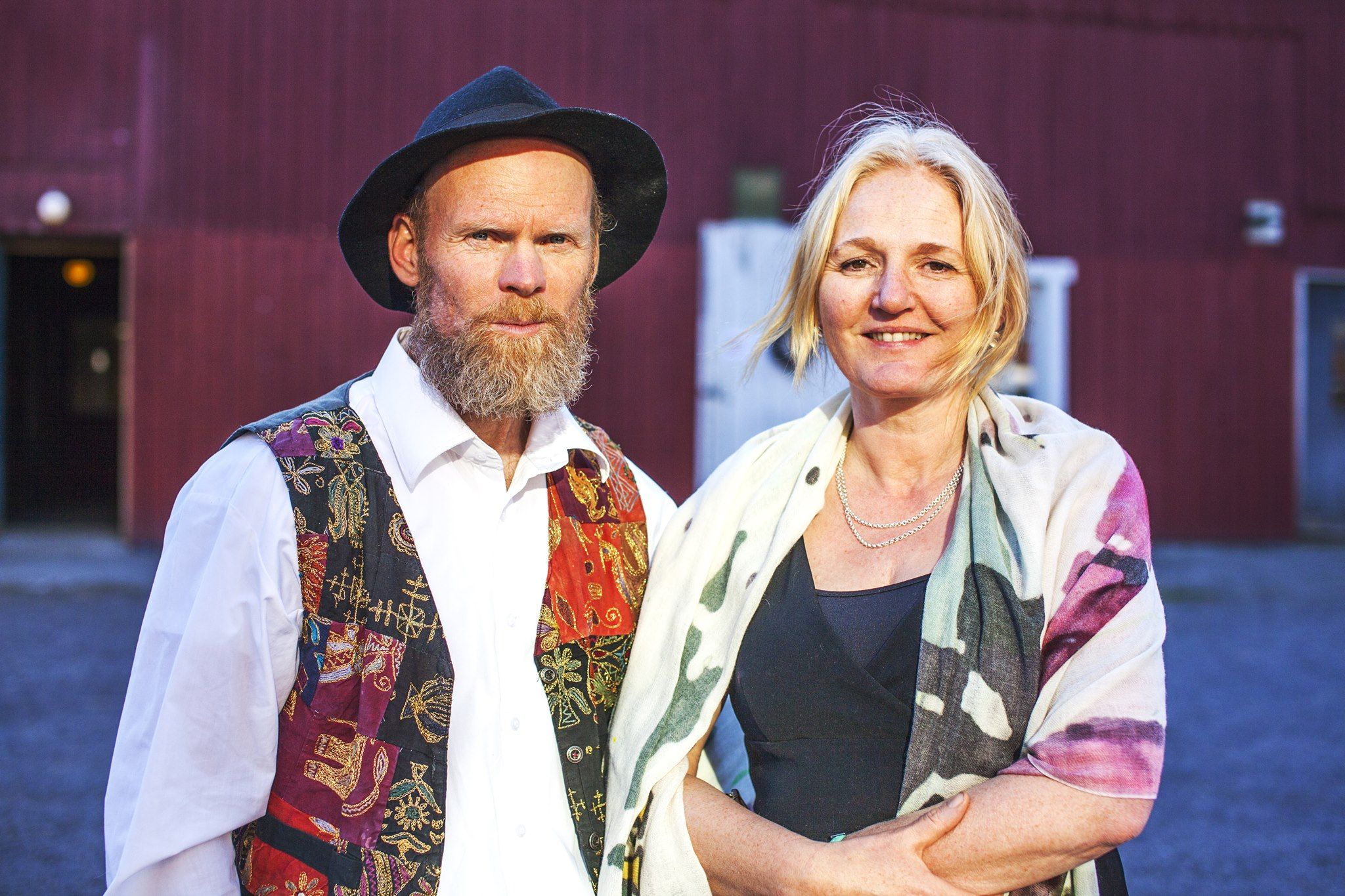 The owners of Holt Gård. Man and woman in nice attire.