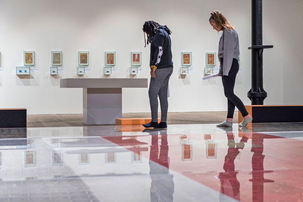 2 gjester ser på utstilling på Telemark kunstmuseum