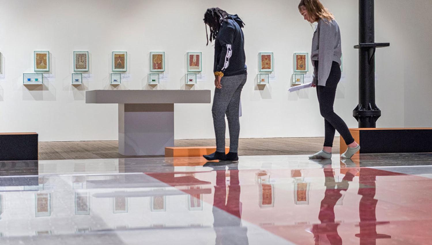 2 gjester ser på utstilling på Telemark kunstmuseum