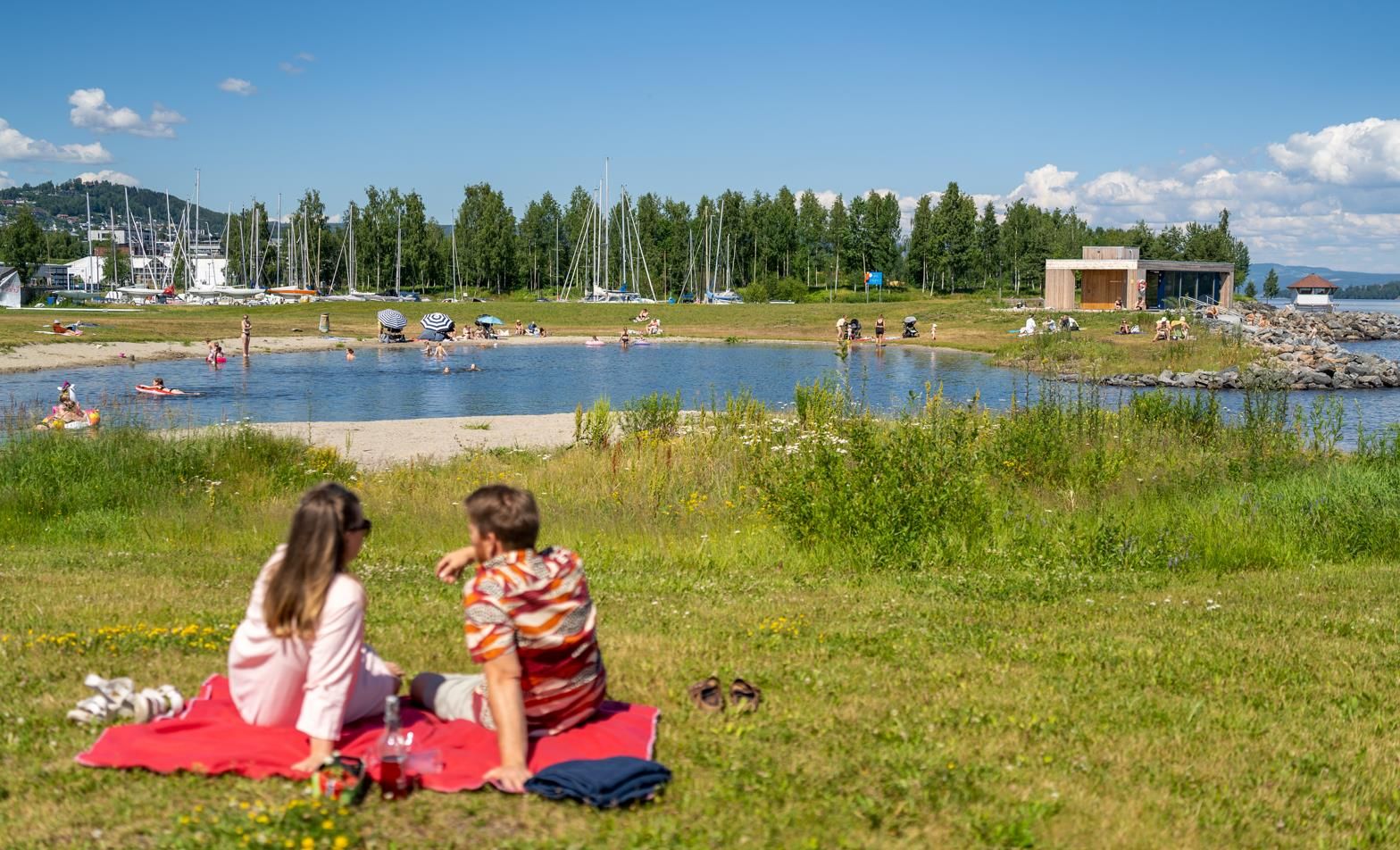 Fredevika på Gjøvik. Par piknik