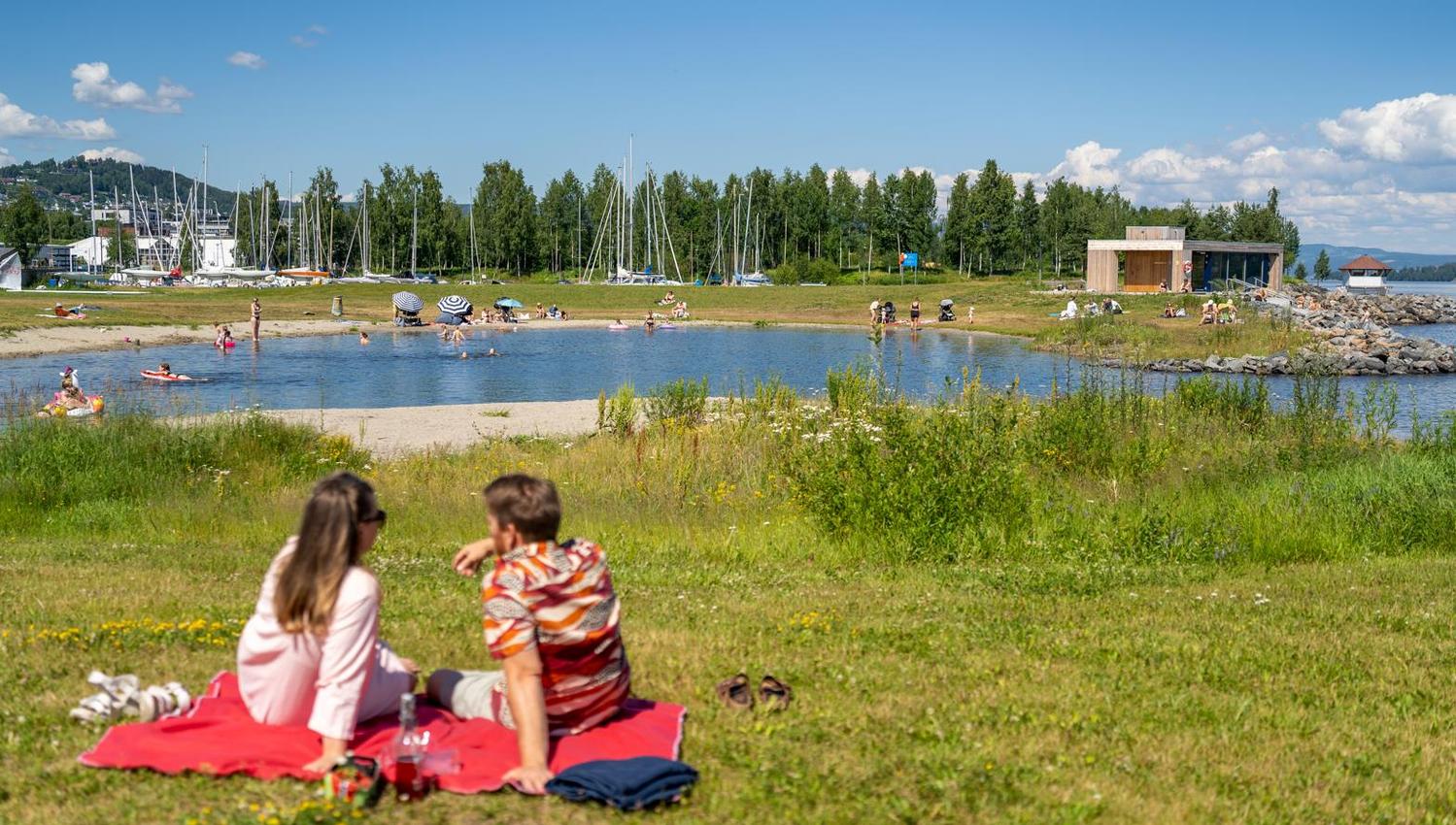 Fredevika på Gjøvik. Par piknik