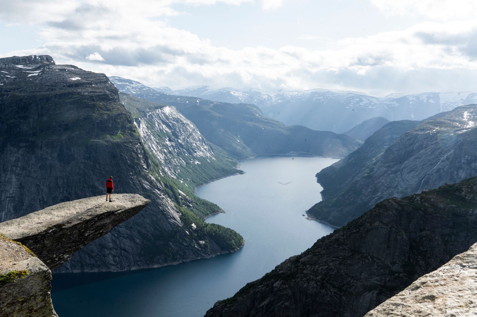 Eit ikonisk bilete av Trolltunga med mektige fjell i bakgrunnen – ein draumedestinasjon for turgåarar.