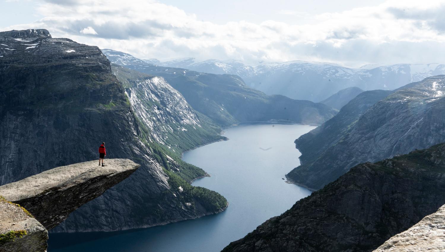 Eit ikonisk bilete av Trolltunga med mektige fjell i bakgrunnen – ein draumedestinasjon for turgåarar.