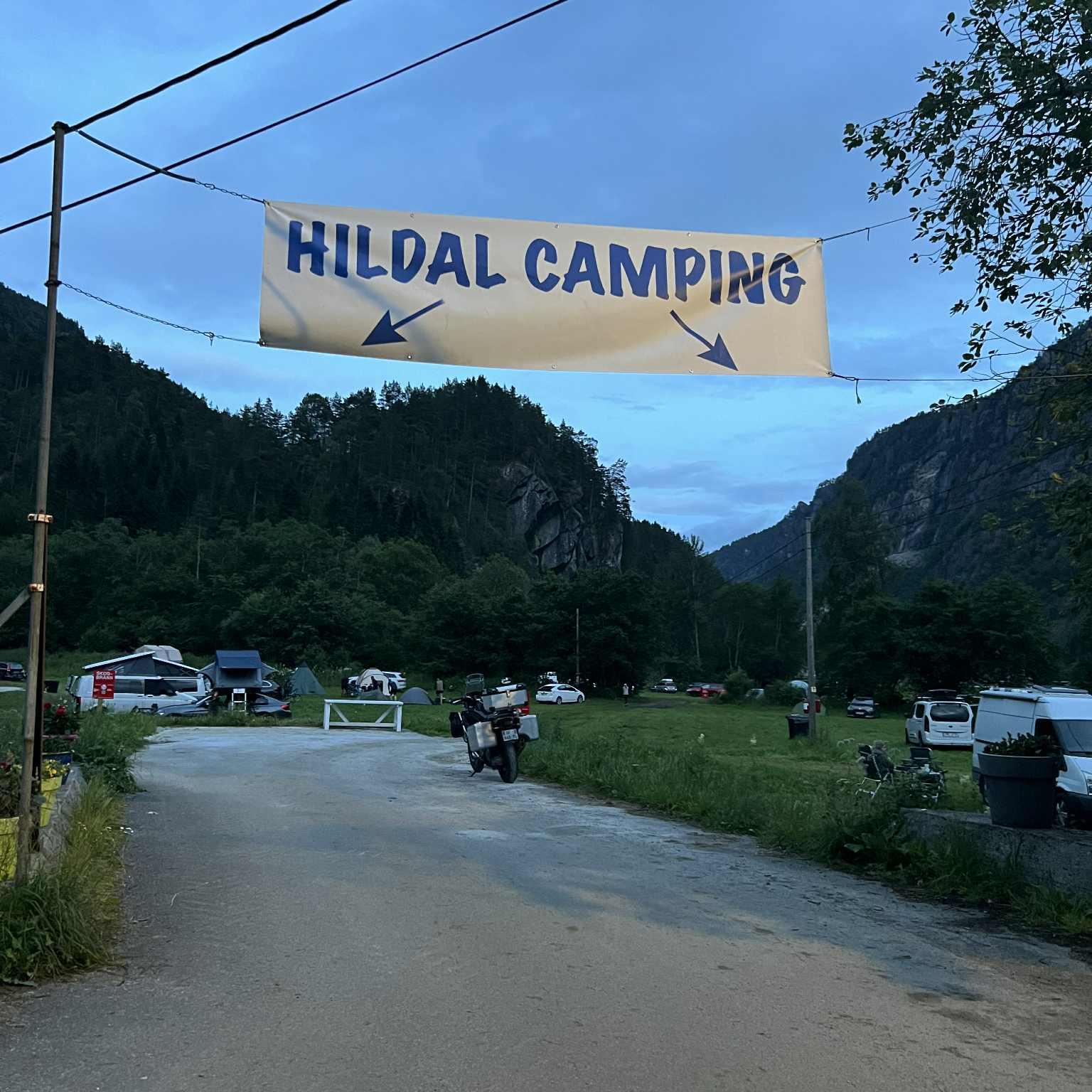 Inngang til Hildal Camping omgitt av fjell og grøne dalar i Hardanger.