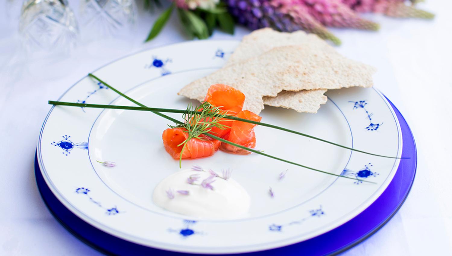 røkt laks med flatbrød og rømme