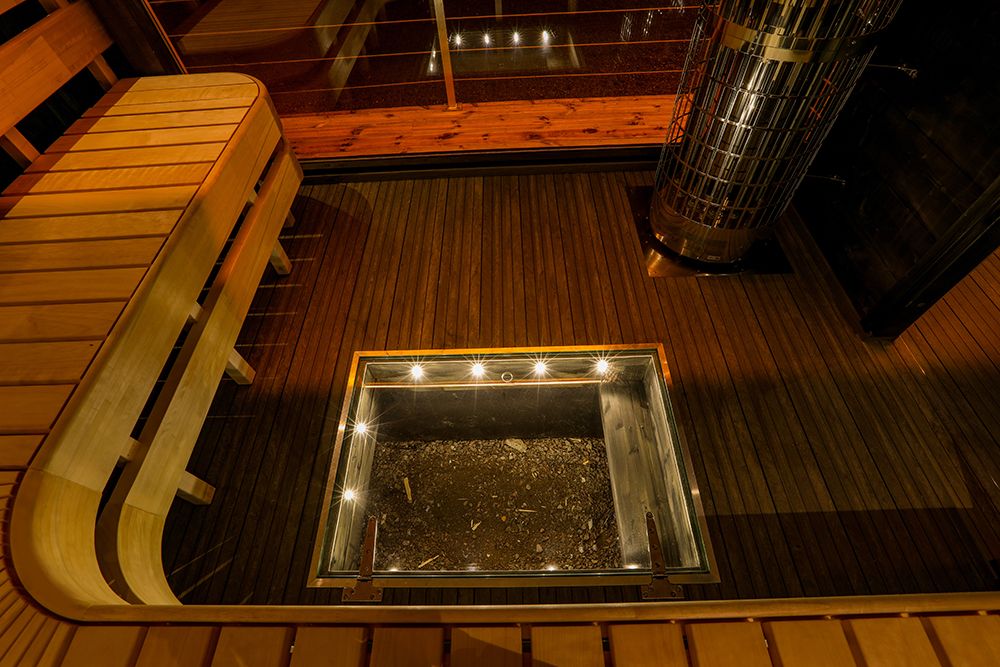 sauna med belysning og vindu i gulvet på saunabåten Melvin i Porsgrunn