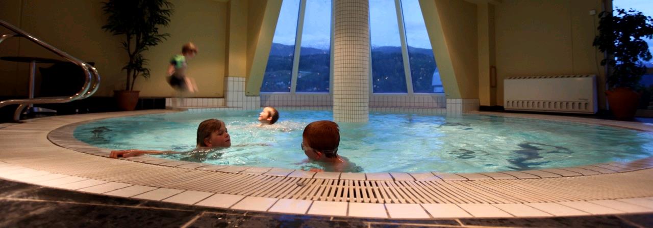 fra bassenget p hotellet