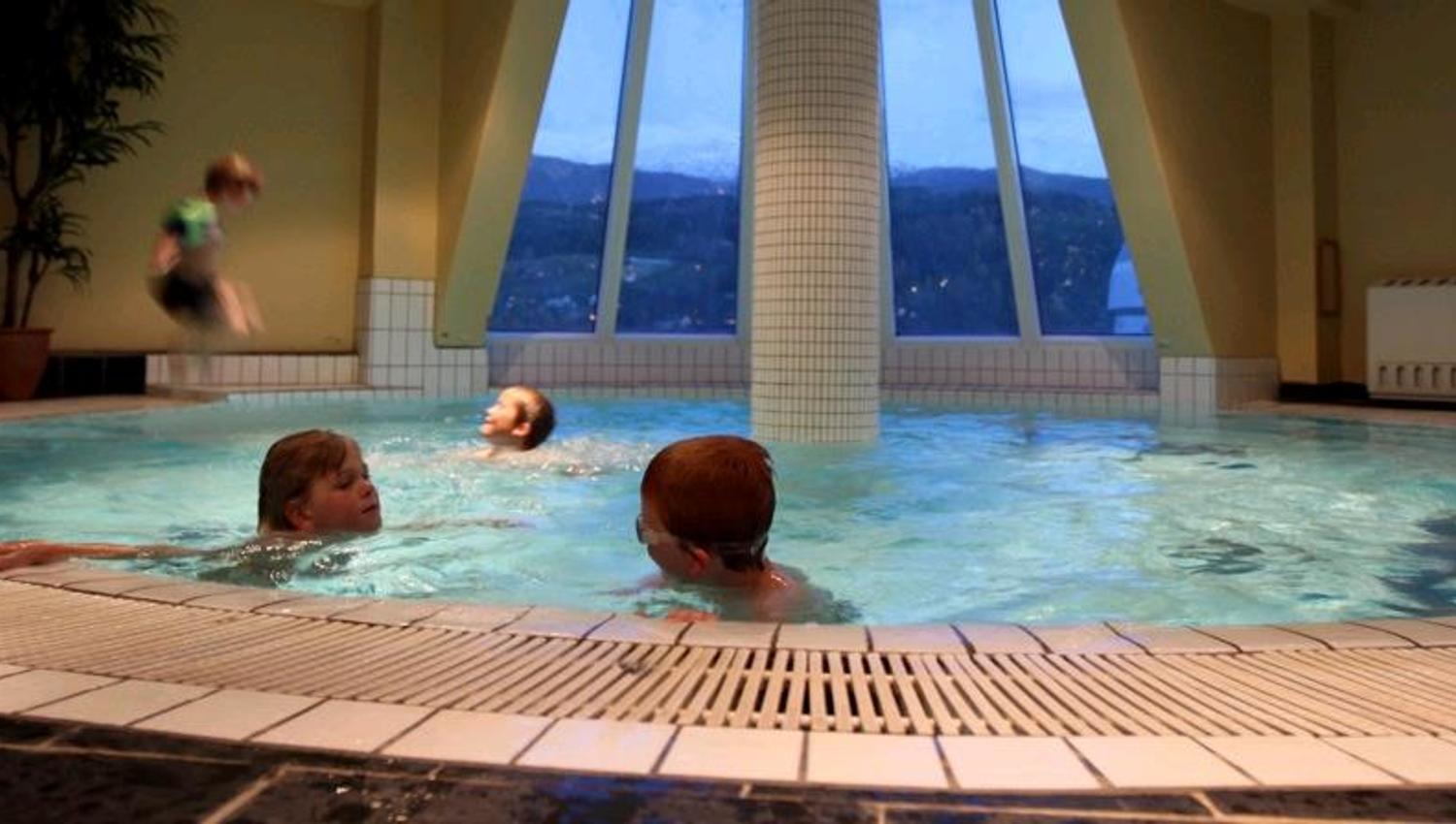 fra bassenget p hotellet
