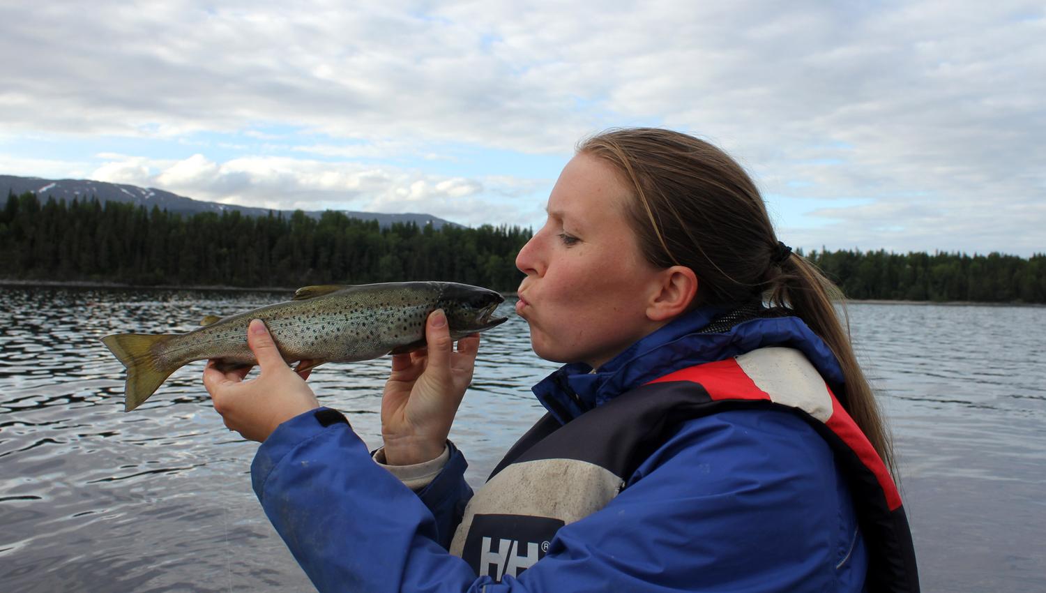 Christine has caugh a fish in Lake Snåsavatnet close to Oldernæs Strandcamp