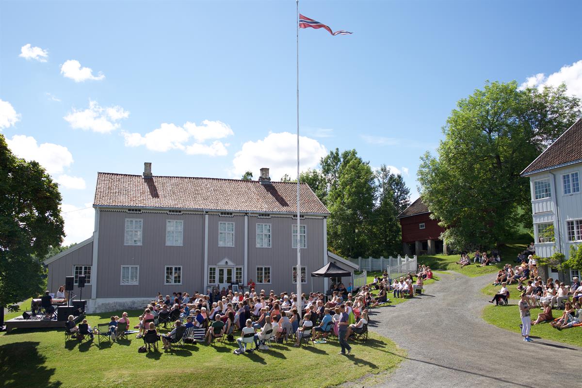 Peder Balke-senteret på Kapp i Østre Toten. Mårråstund ved Mjøsa. Gratis utekonsert.