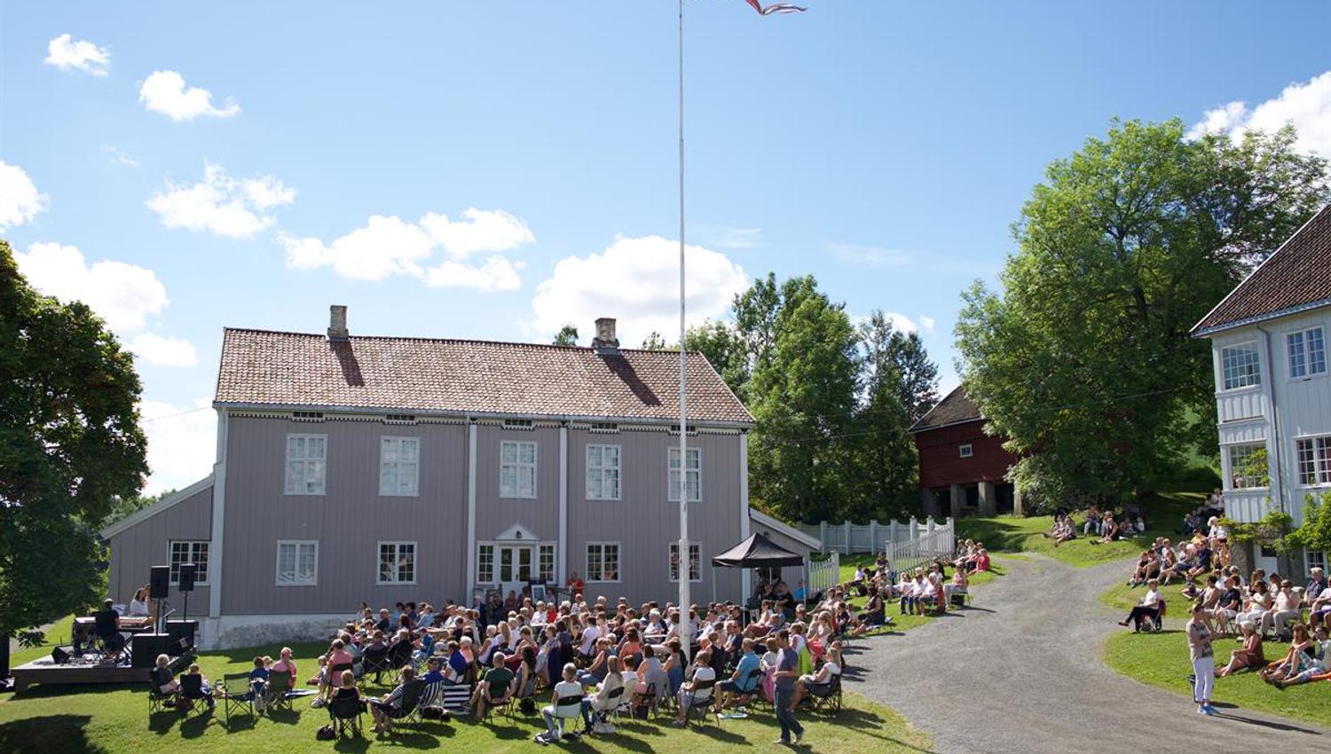 Peder Balke-senteret på Kapp i Østre Toten. Mårråstund ved Mjøsa. Gratis utekonsert.
