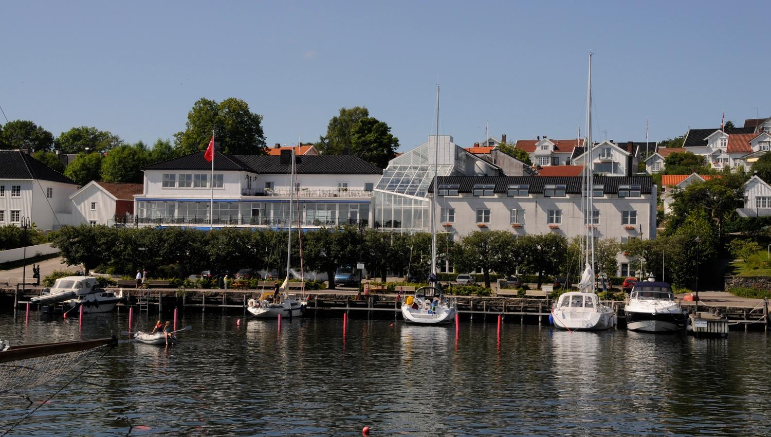 Grand Hotel Åsgårdstrand sett fra vannet