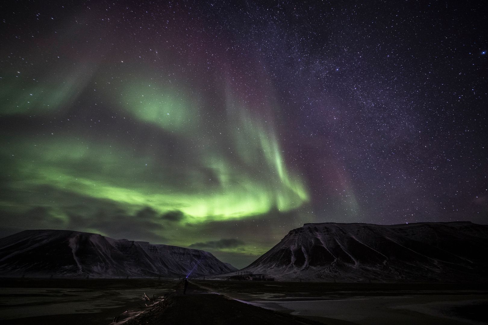 Nordlys som skinner over fjell