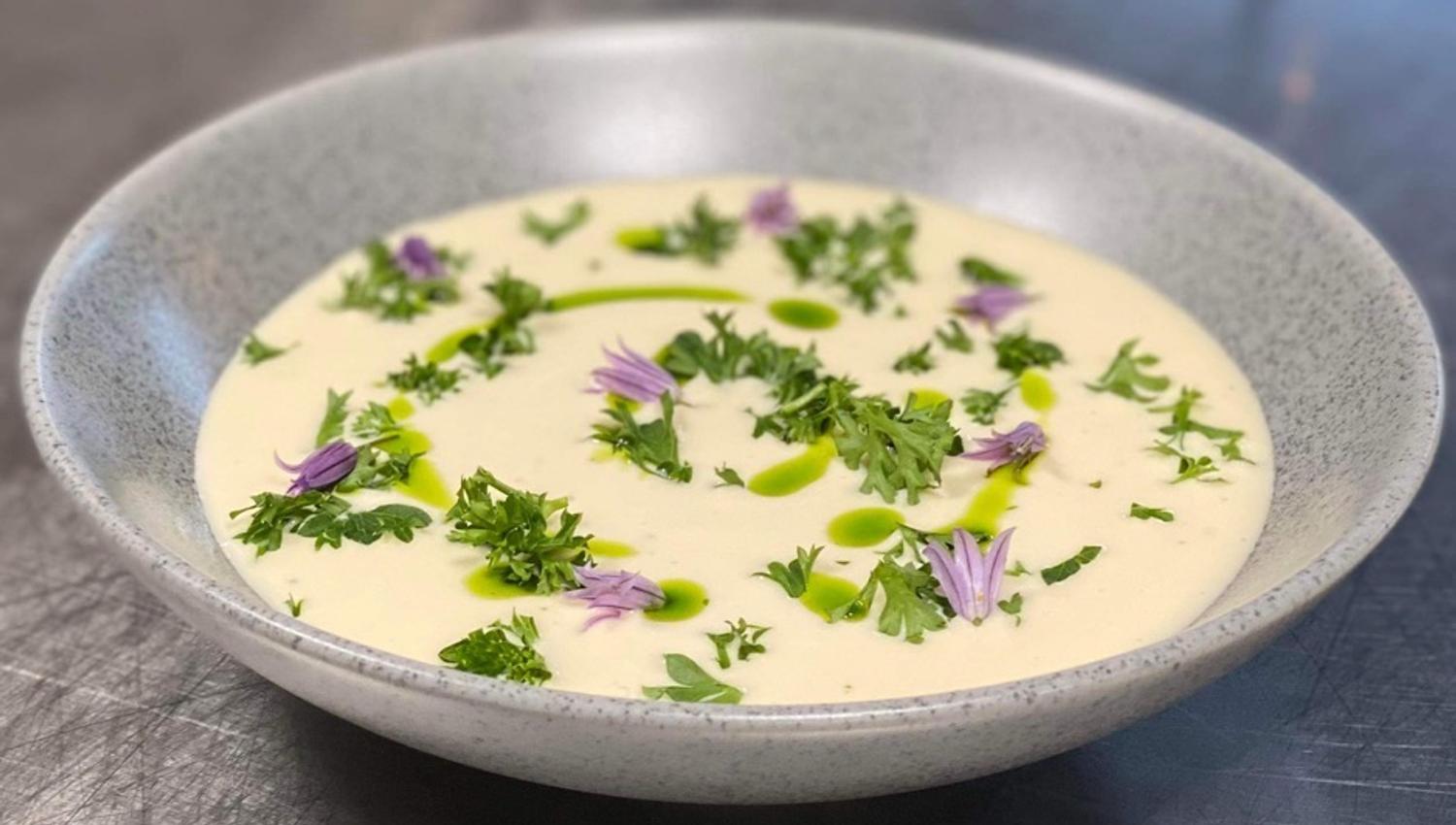 Delicious creamy soup with herbs and edible flowers – a taste of Hardanger at Siderhuset Ola K.