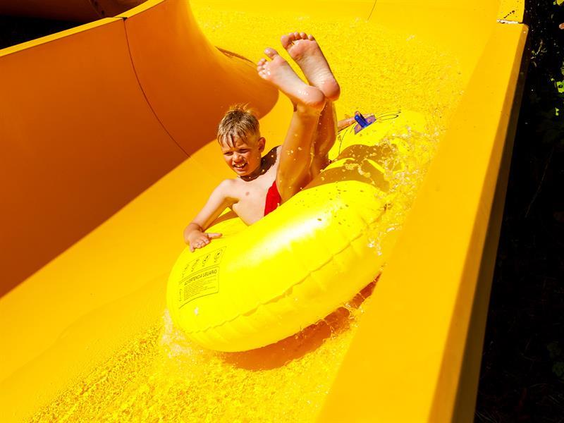 Gutt i fullfart ned vannsklien