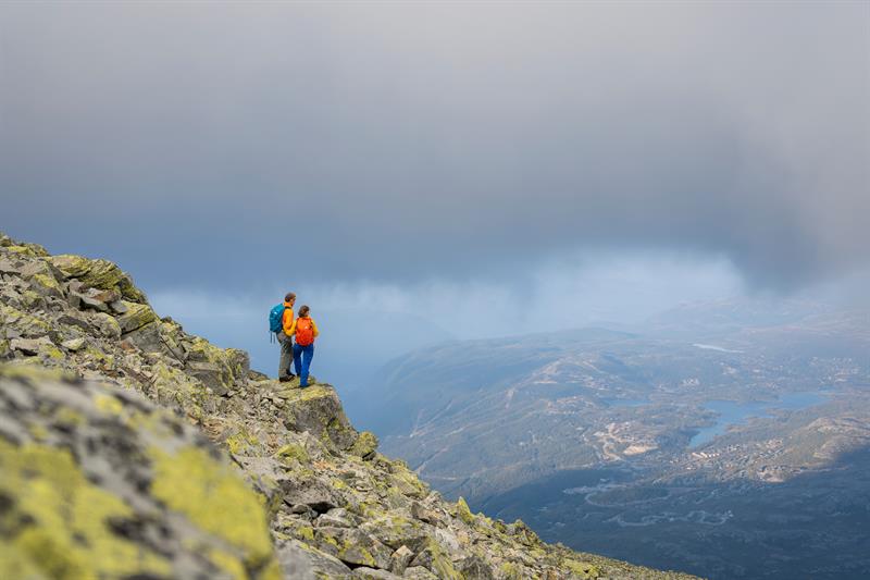 par som nyter utsikt fra Gautatoppen