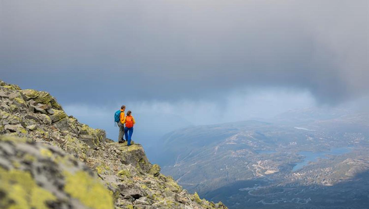par som nyter utsikt fra Gautatoppen