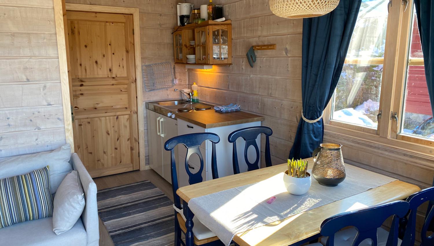 interiør på hytte til 2 personer på Lystang Camping