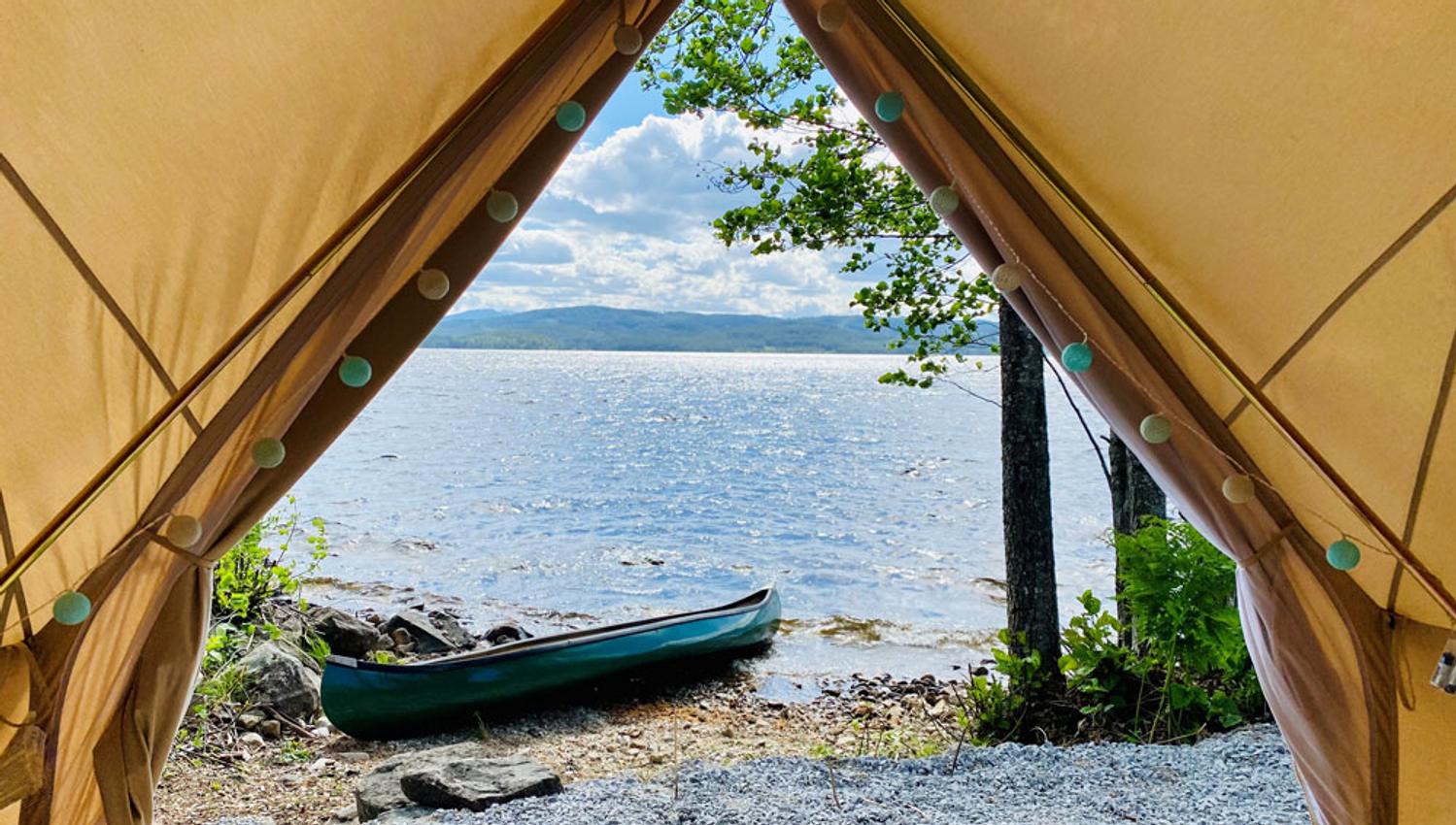 utsikt fra glampingtelt på Bolkesjø Gård