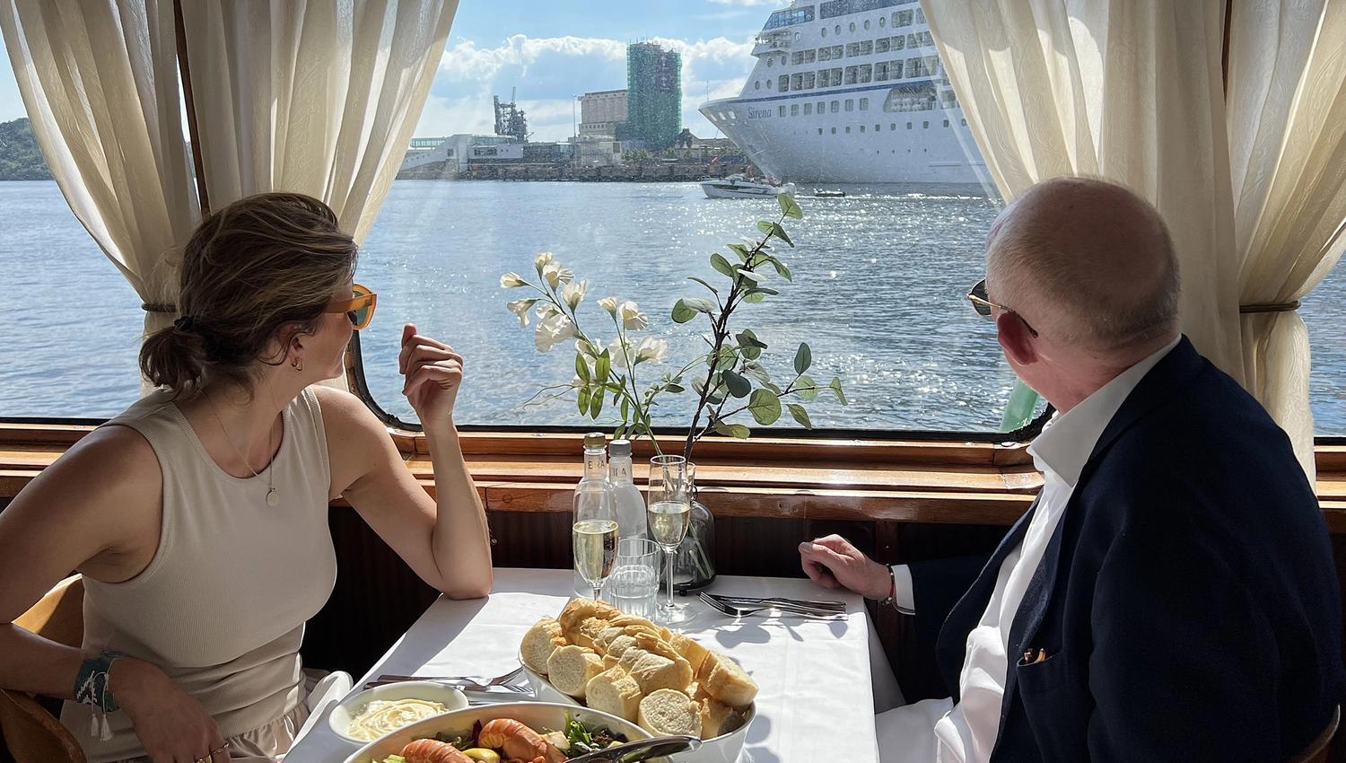 To personer som nyter sjømat på båten