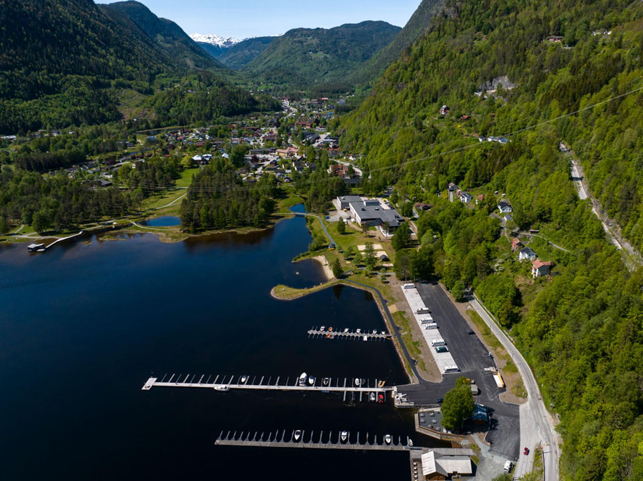 dronebilde av bobilparkering og gjestebrygge på Dalenbrygge