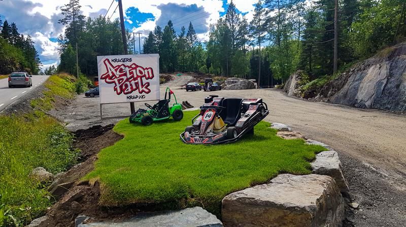 Avkjøring til Kragerø Action Park med display av gokart og mini crosskart