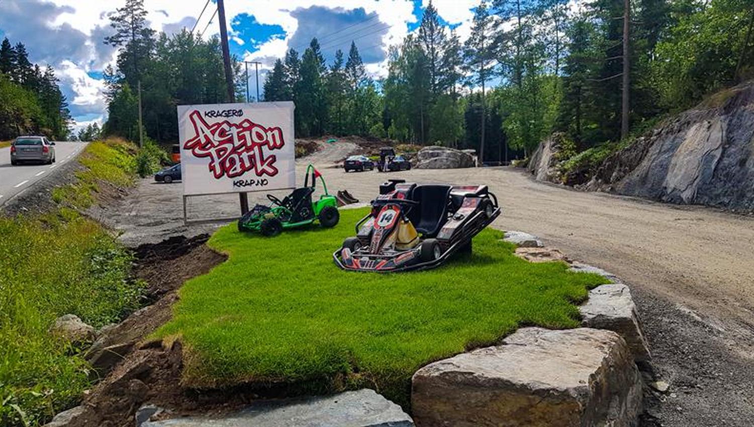 Avkjøring til Kragerø Action Park med display av gokart og mini crosskart