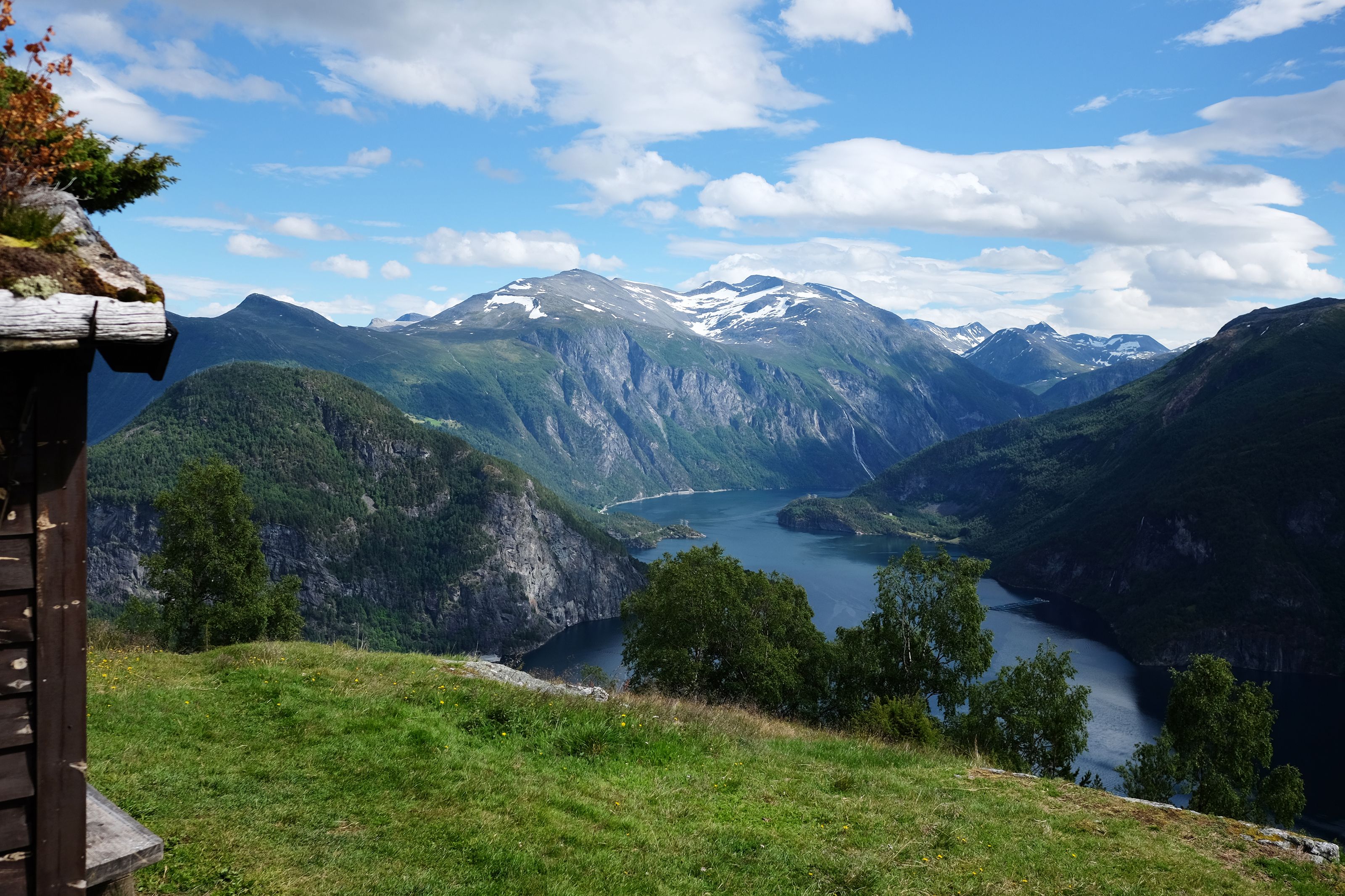 Bilde fra fjellsetre Klovset med utsikt over Storfjorden, Valldal, Syltefjellet og inn mot Tafjordfjellen.