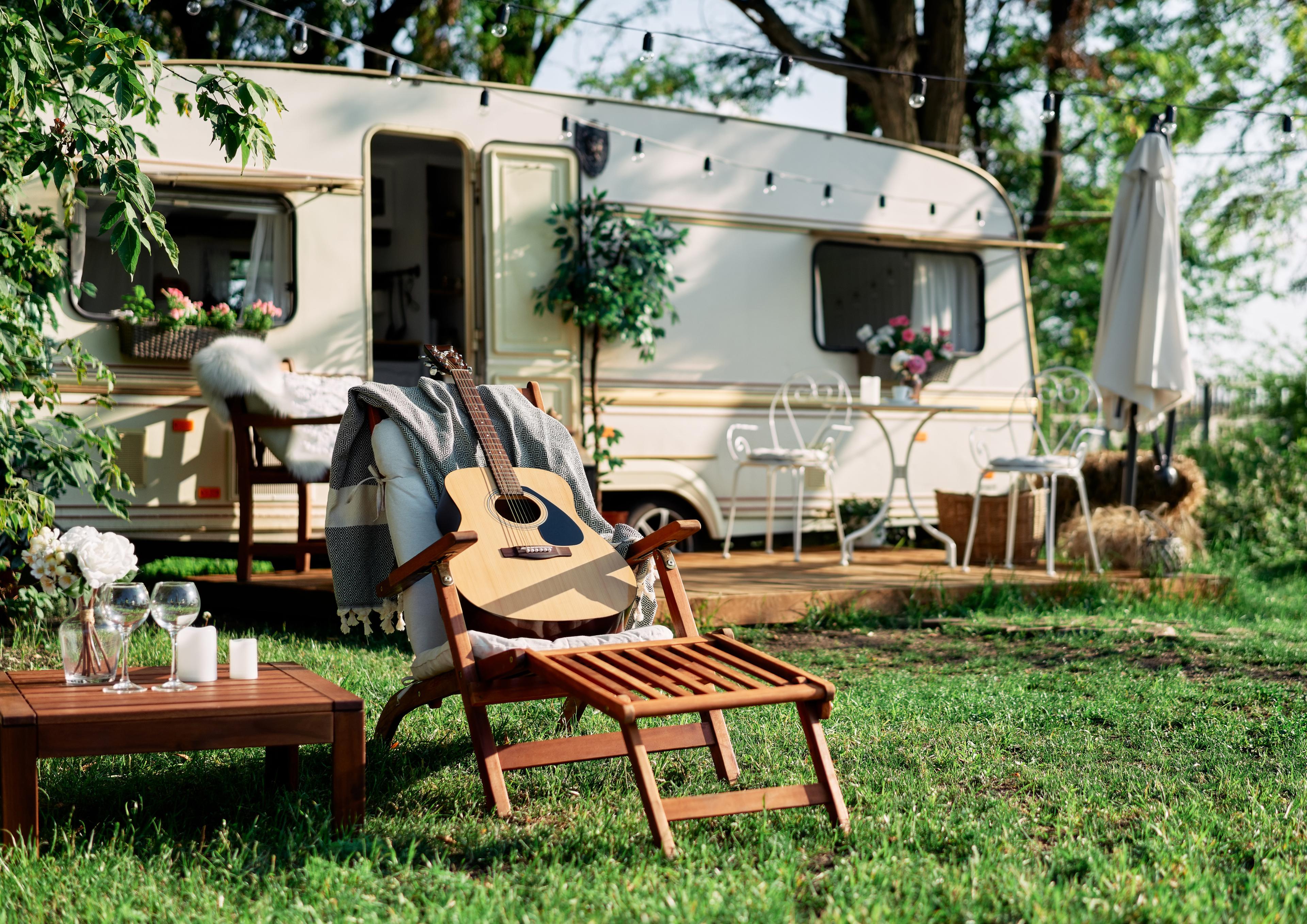 Koselig ved campingvogn på Odin Camping