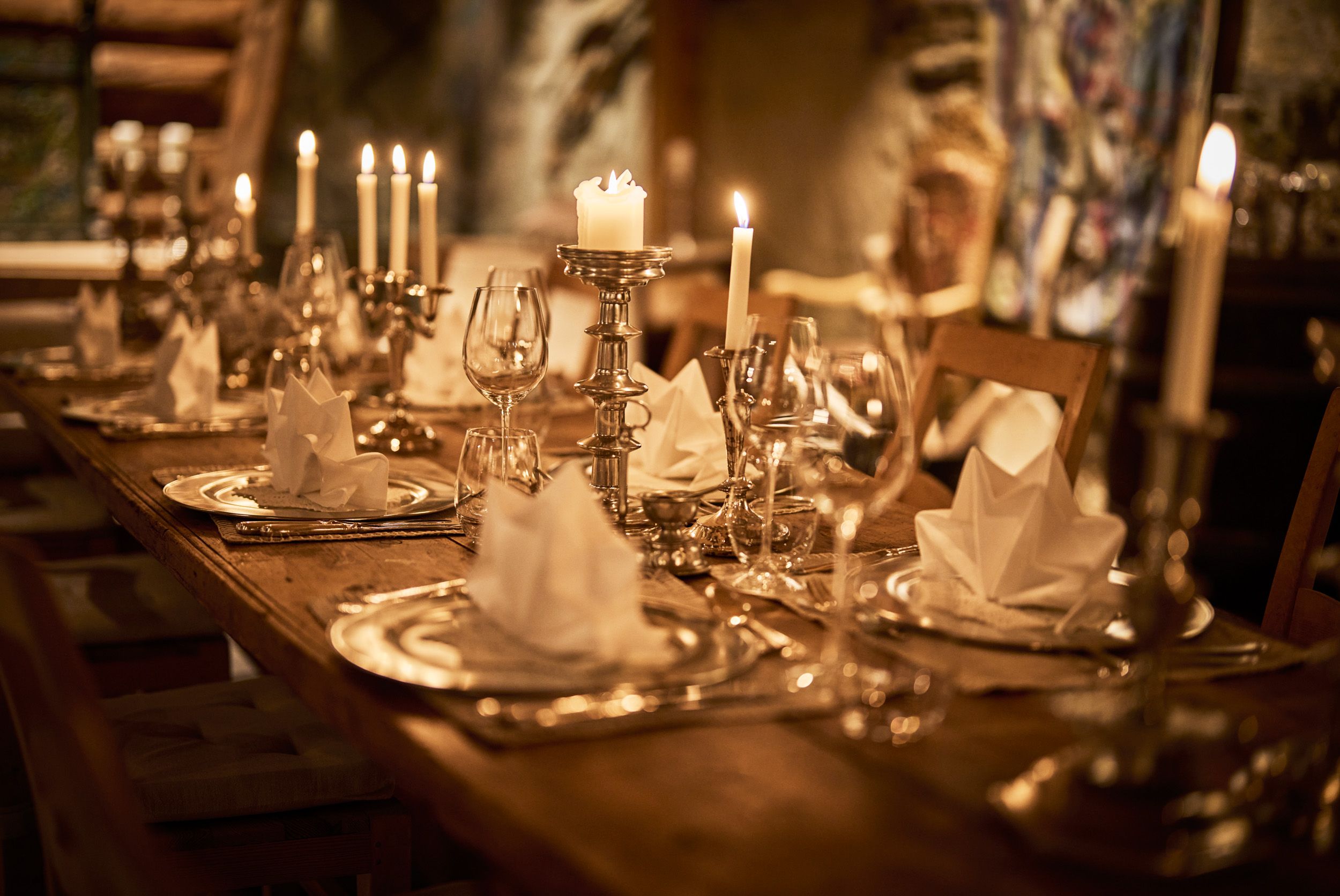 Dekka bord med levande lys i den intime vinkjellaren på Hotel Ullensvang.