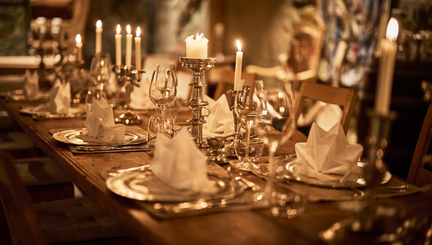 Dekka bord med levande lys i den intime vinkjellaren på Hotel Ullensvang.