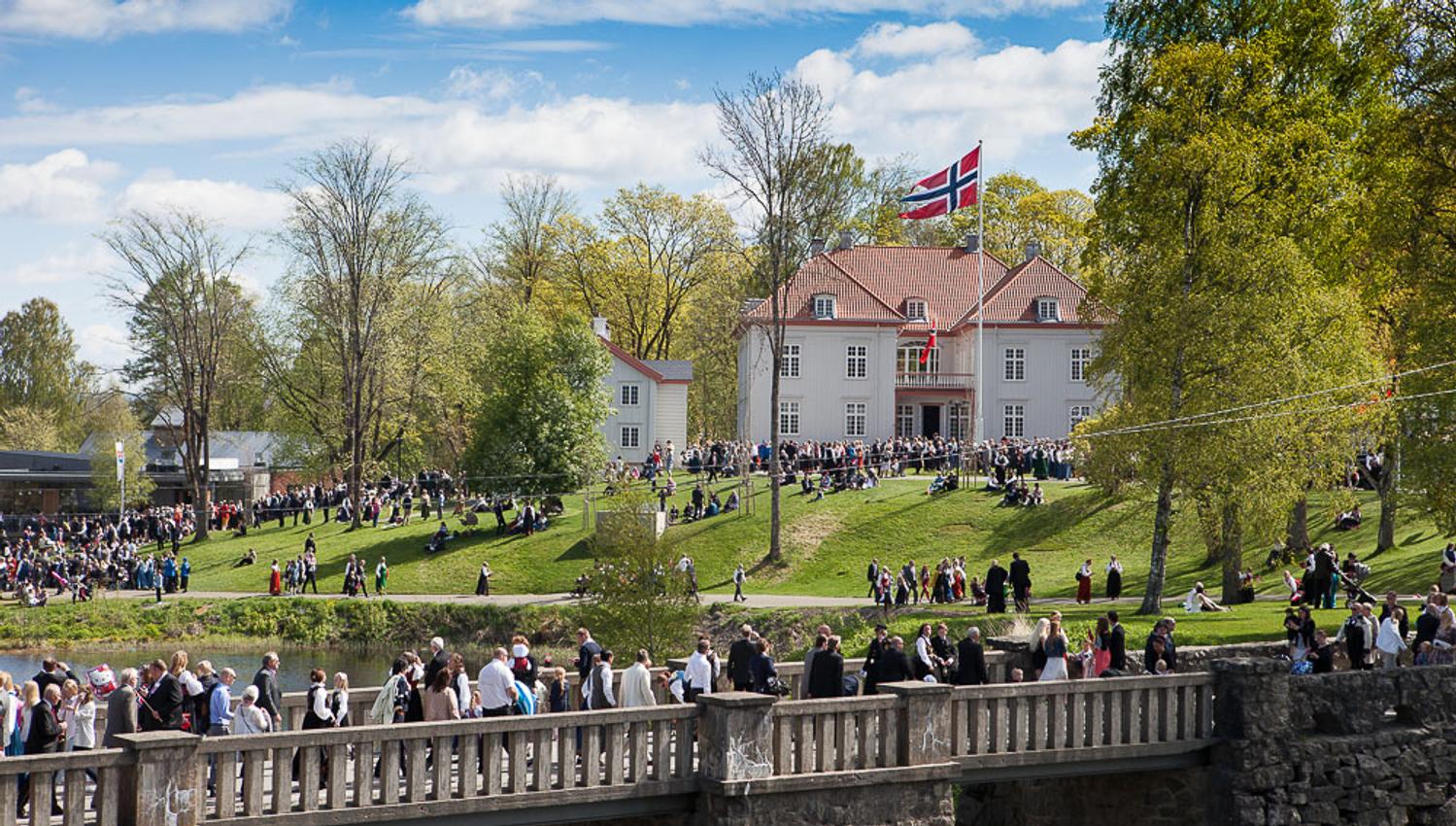 Eidsvollsbygningen 17.mai med mange mennesker