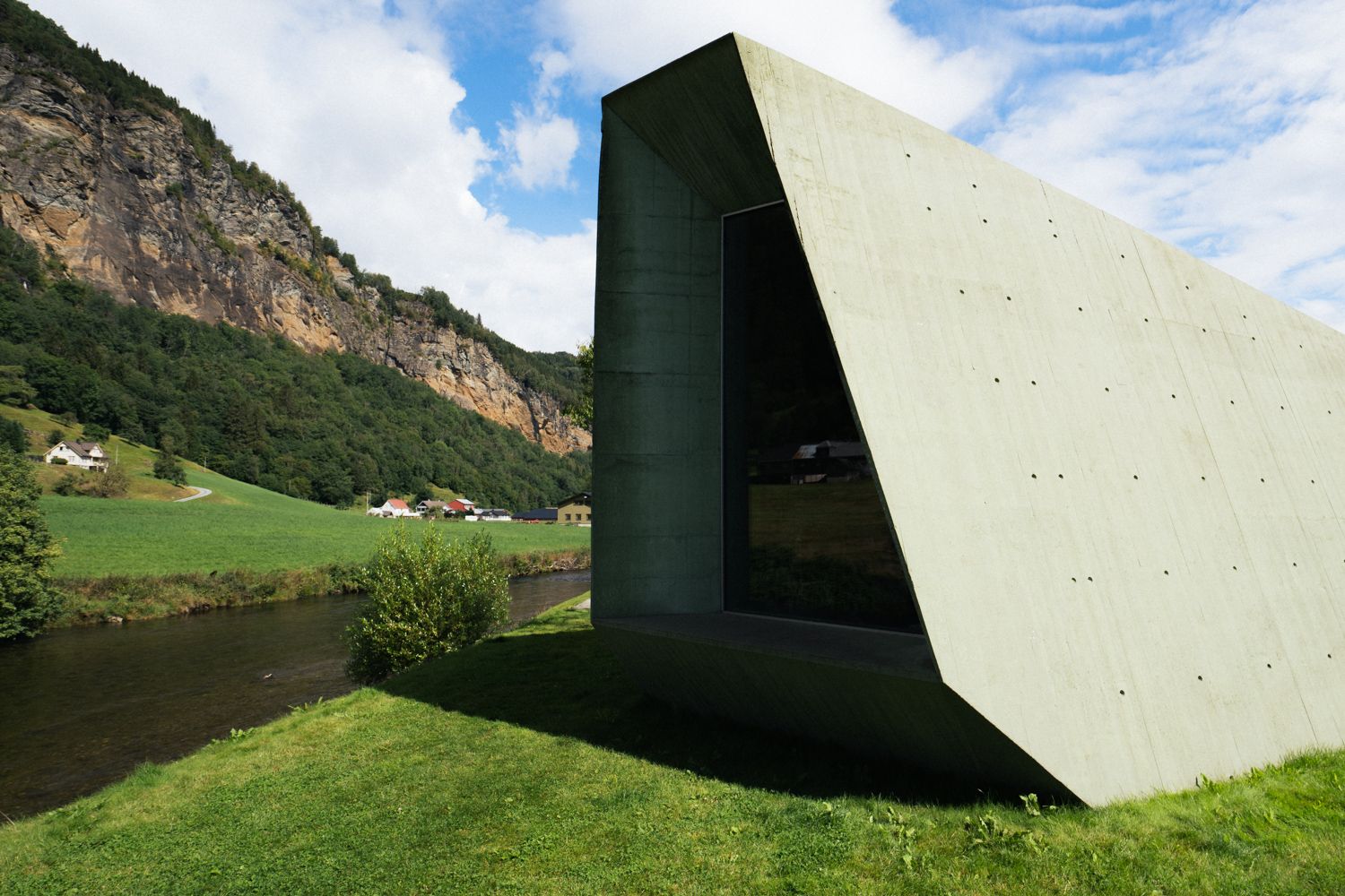 Arkitektonisk design inspirert av naturen – besøkssenteret ved Steinsdalsfossen.