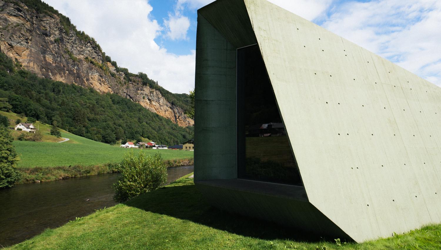Arkitektonisk design inspirert av naturen – besøkssenteret ved Steinsdalsfossen.