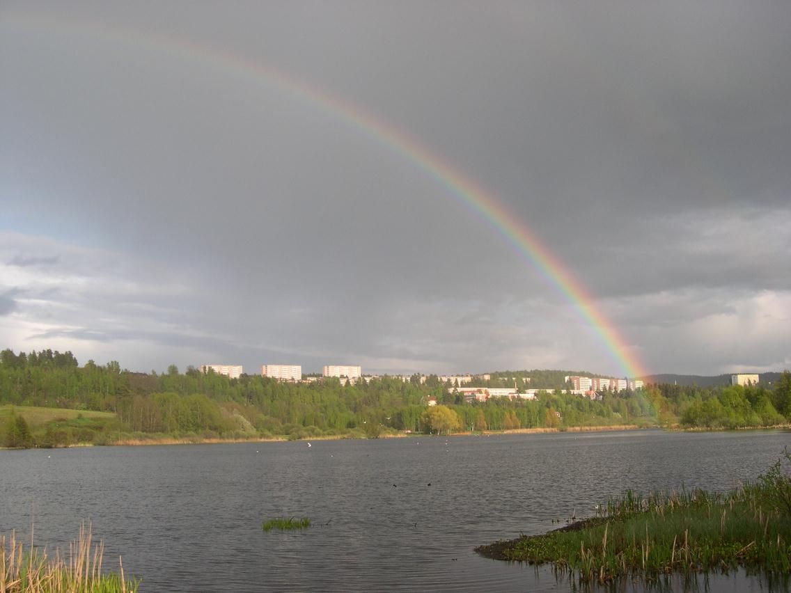 regnbue over vannet