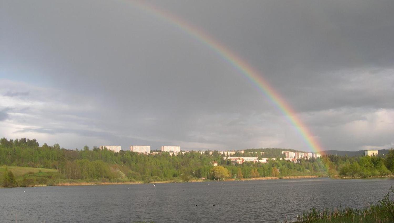 regnbue over vannet