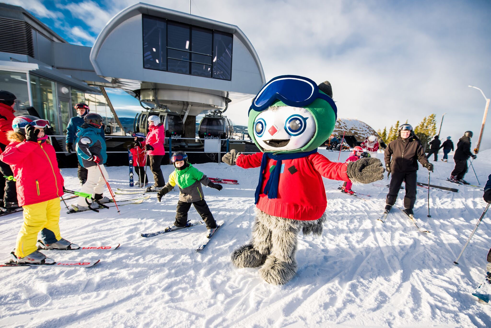 The mascot Isa is greeting the skiers in Hafjell