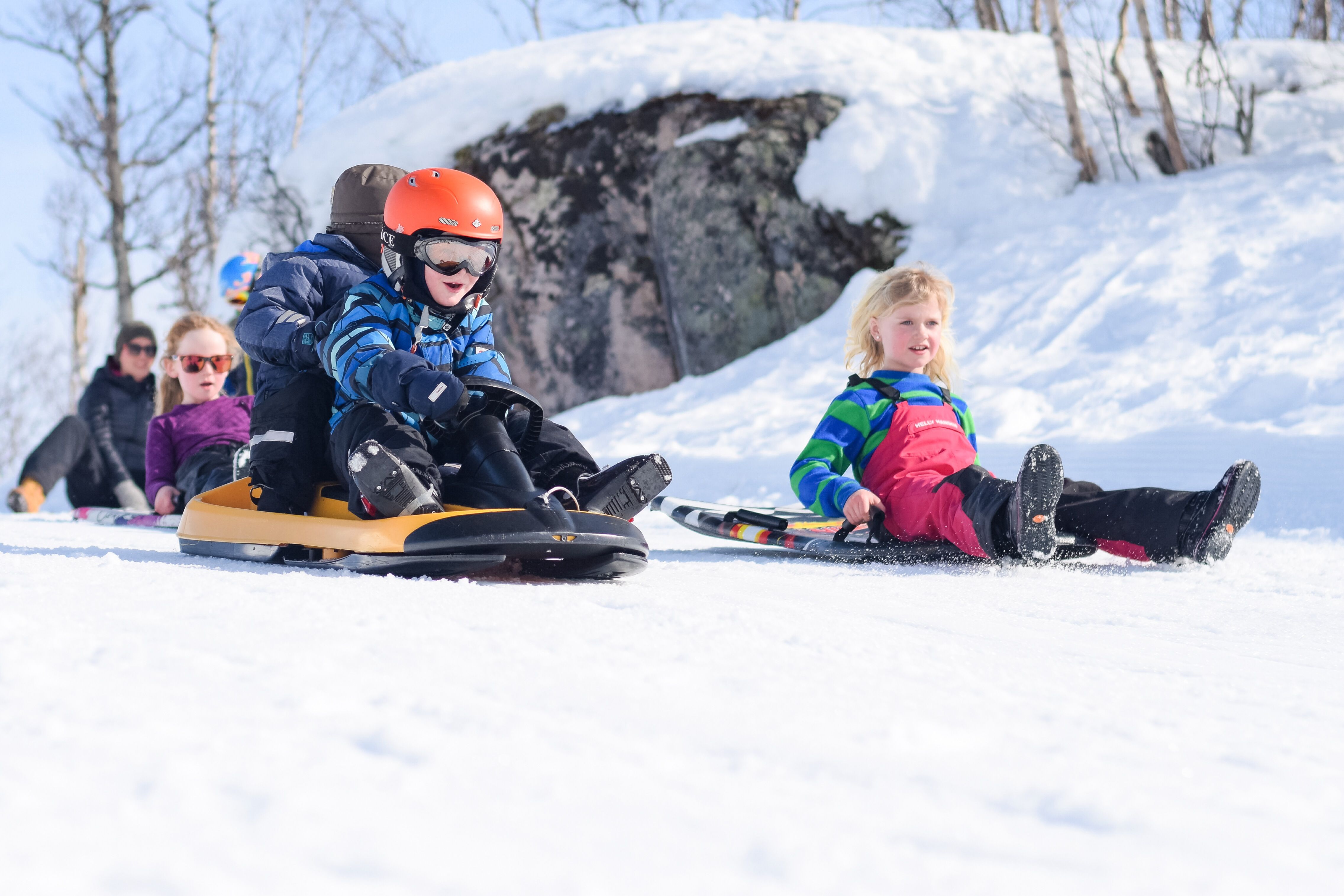 Barn renner på akebrett på alpinsenteret, bilde
