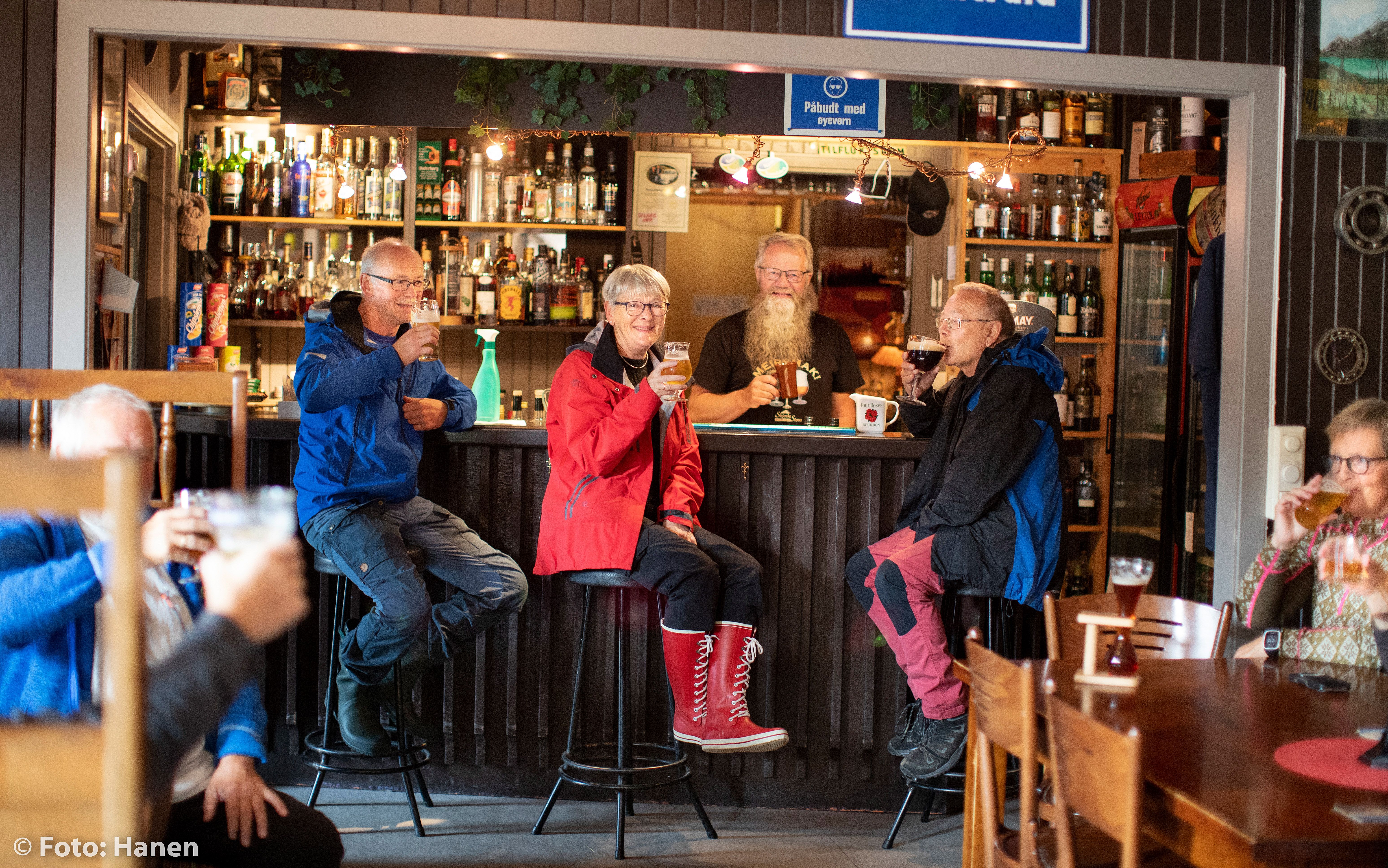 Glade mennesker på Skjenkestova