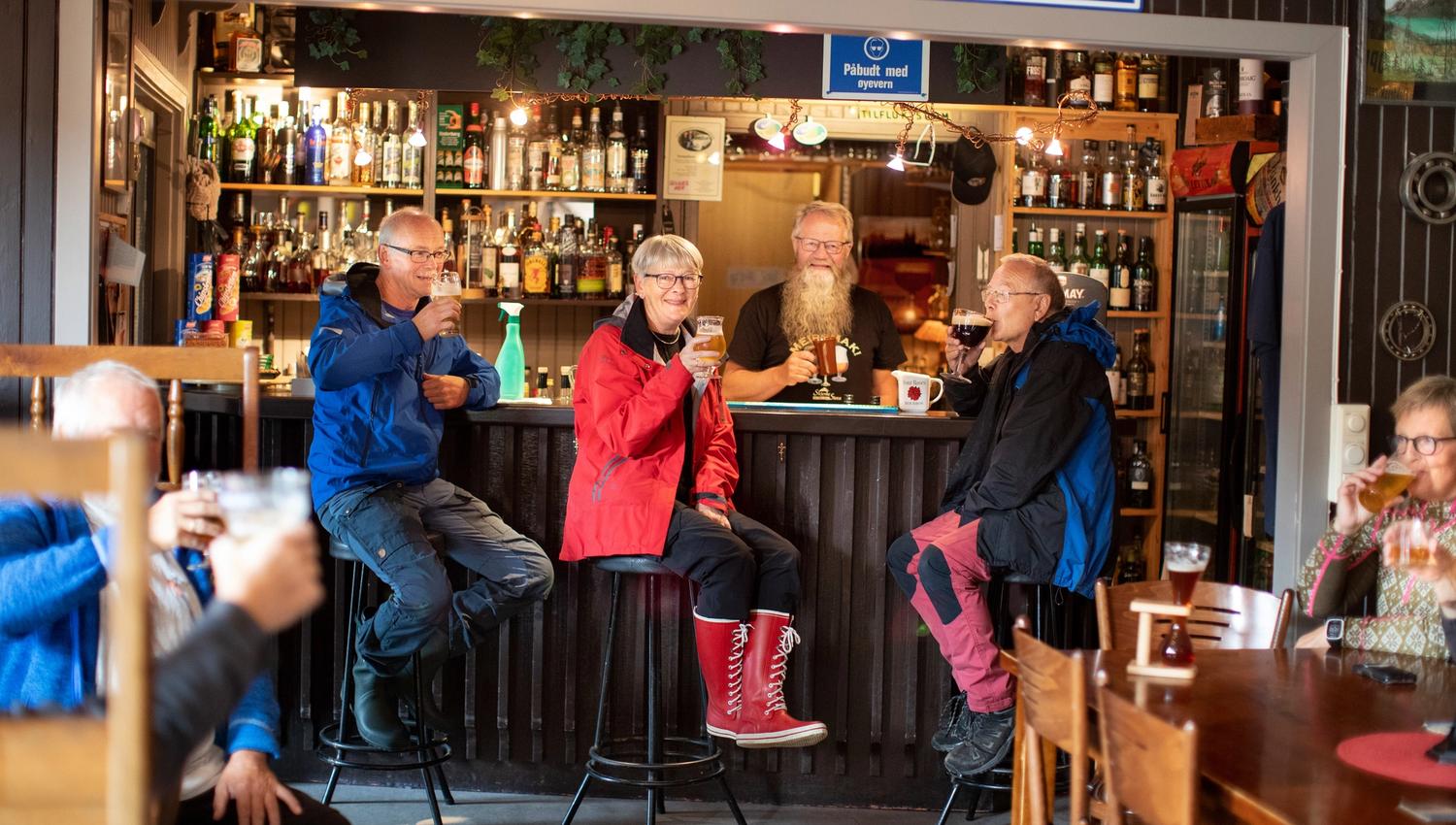Glade mennesker på Skjenkestova