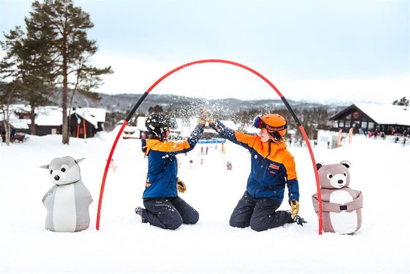 ungdommer som leker i snøen